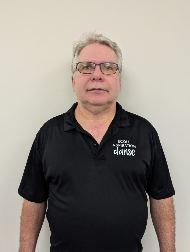 Photo d'un moniteur de danse souriant