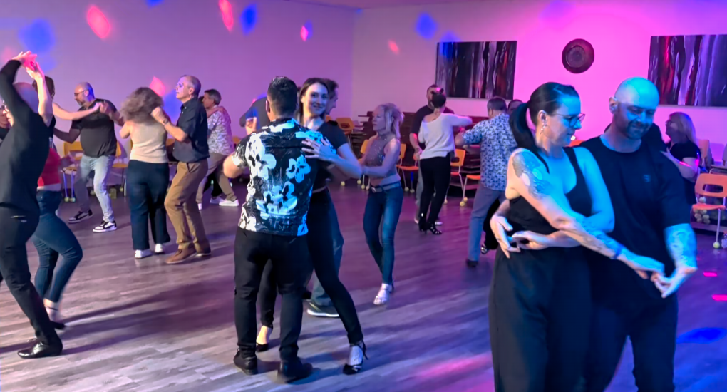 Couples dansant des danses latines durant une soirée